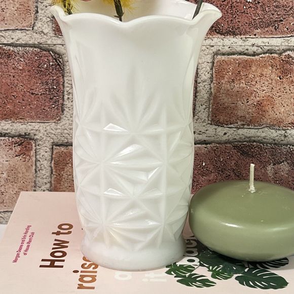 Vintage Milk Glass Bud Vase White Ruffled Fire King Interior Decor Home Accent - Picture 6 of 16